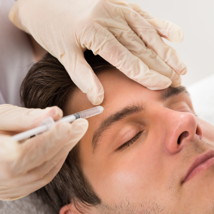 Botox Se muestyra a hombre calmado mientras le inyectan sustancias de relleno